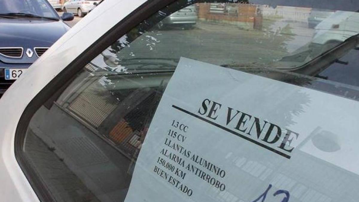 Cartel en el que se anuncia la venta de un coche.