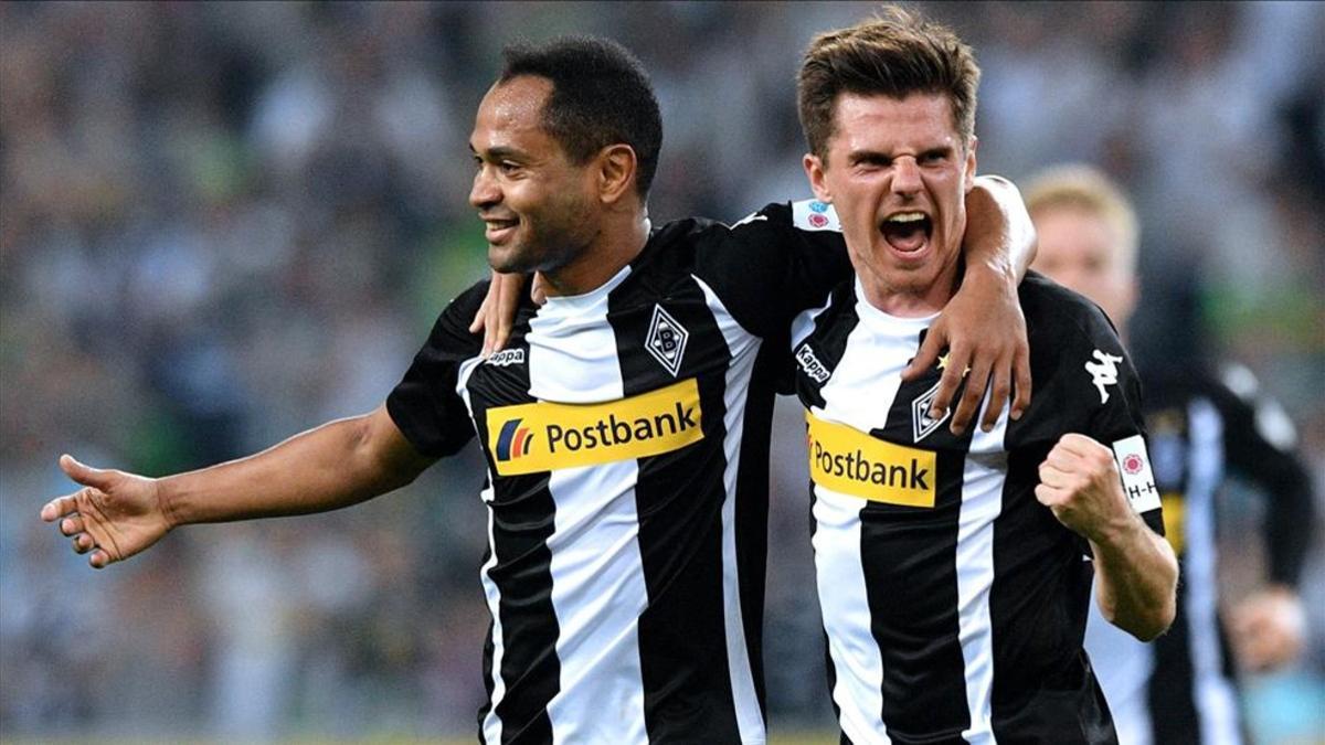 Raffael, autor del 2-0, y Hofmann celebran el tanto del Gladbach