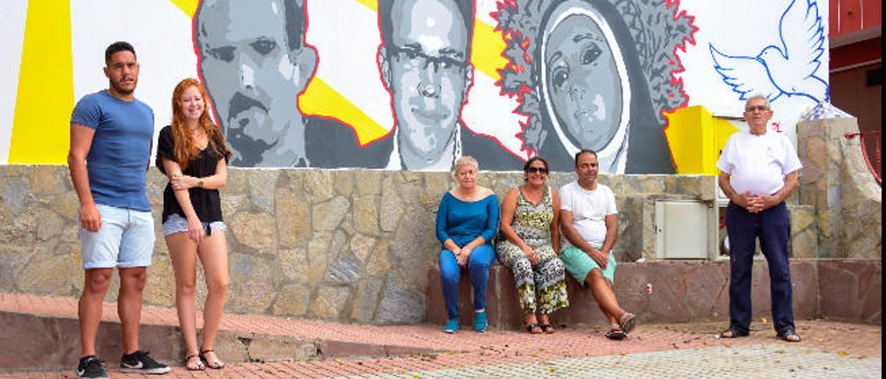 Kilian y Anabel, María del Carmen Pérez, madre de Fran Raya, Macu y Lorenzo  y Pedro Yánez.