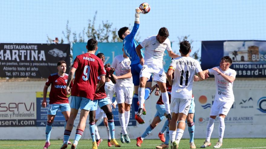 El portero del Lleida despeja un balón aéreo ante varios atacantes de la Peña Deportiva. | TONI ESCOBAR