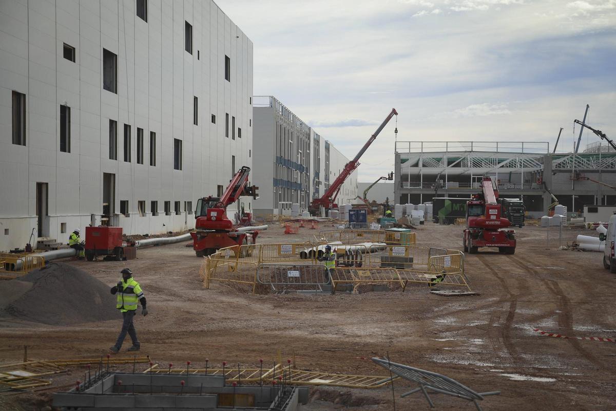 Trabajos finales de construcción de la gigafactoría de VW en Sagunt.