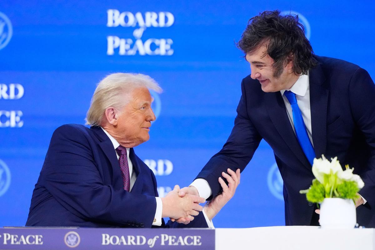 El presidente de EEUU, Donald Trump junto al presidente de Argentina, Javier Milei, durante el encuentro de la Cumbre de Paz realizada en el Foro Económico de Davos.