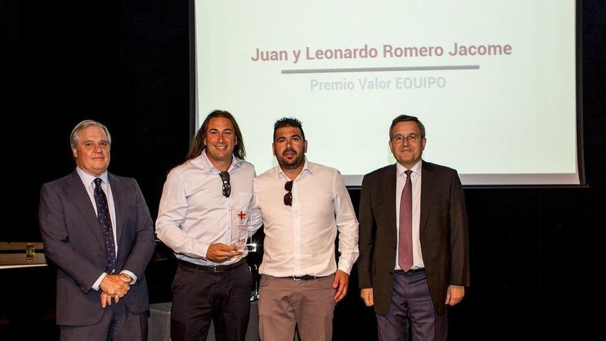 Juan y Leonardo Romero, en el centro, reciben la distinción.