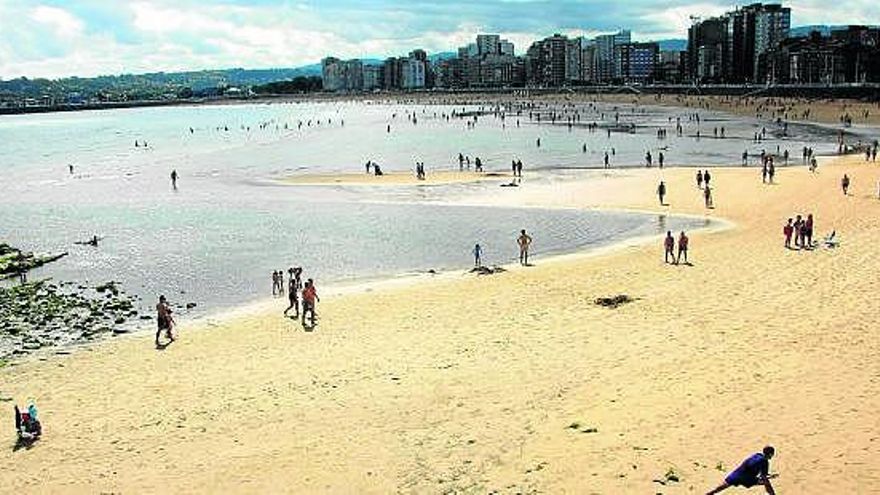 El aspecto que presentaba la playa de San Lorenzo hace unos días frente a la escalera número 2.