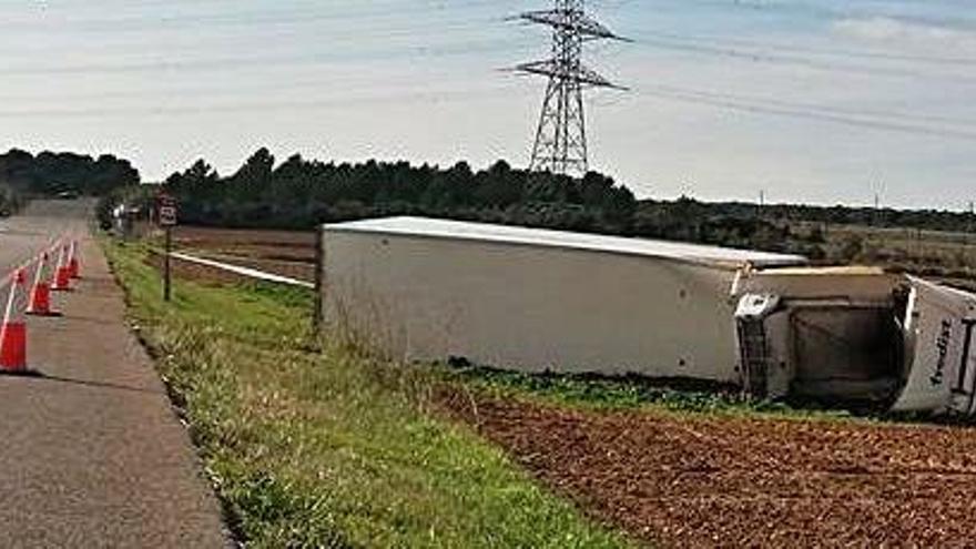 El vehicle pesant va acabar bolcant al mig d&#039;un camp a tocar de la carretera.