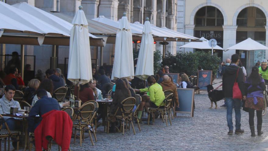 Una terrassa de la Plaça independència de Girona, en una imatge d&#039;arxiu