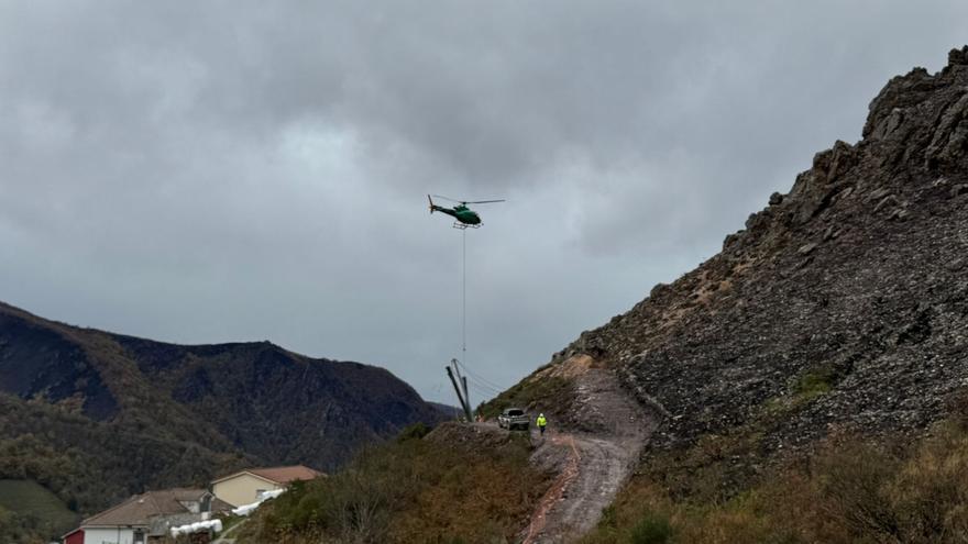 Espectacular operativo en Cangas del Narcea para proteger las casas de Genestoso de desprendimientos: un helicóptero coloca la malla protectora en una escarpada ladera