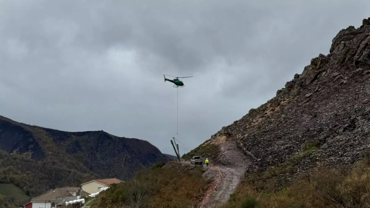 Espectacular operativo en Cangas del Narcea para proteger las casas de Genestoso de desprendimientos: un helicóptero coloca la malla protectora en una escarpada ladera