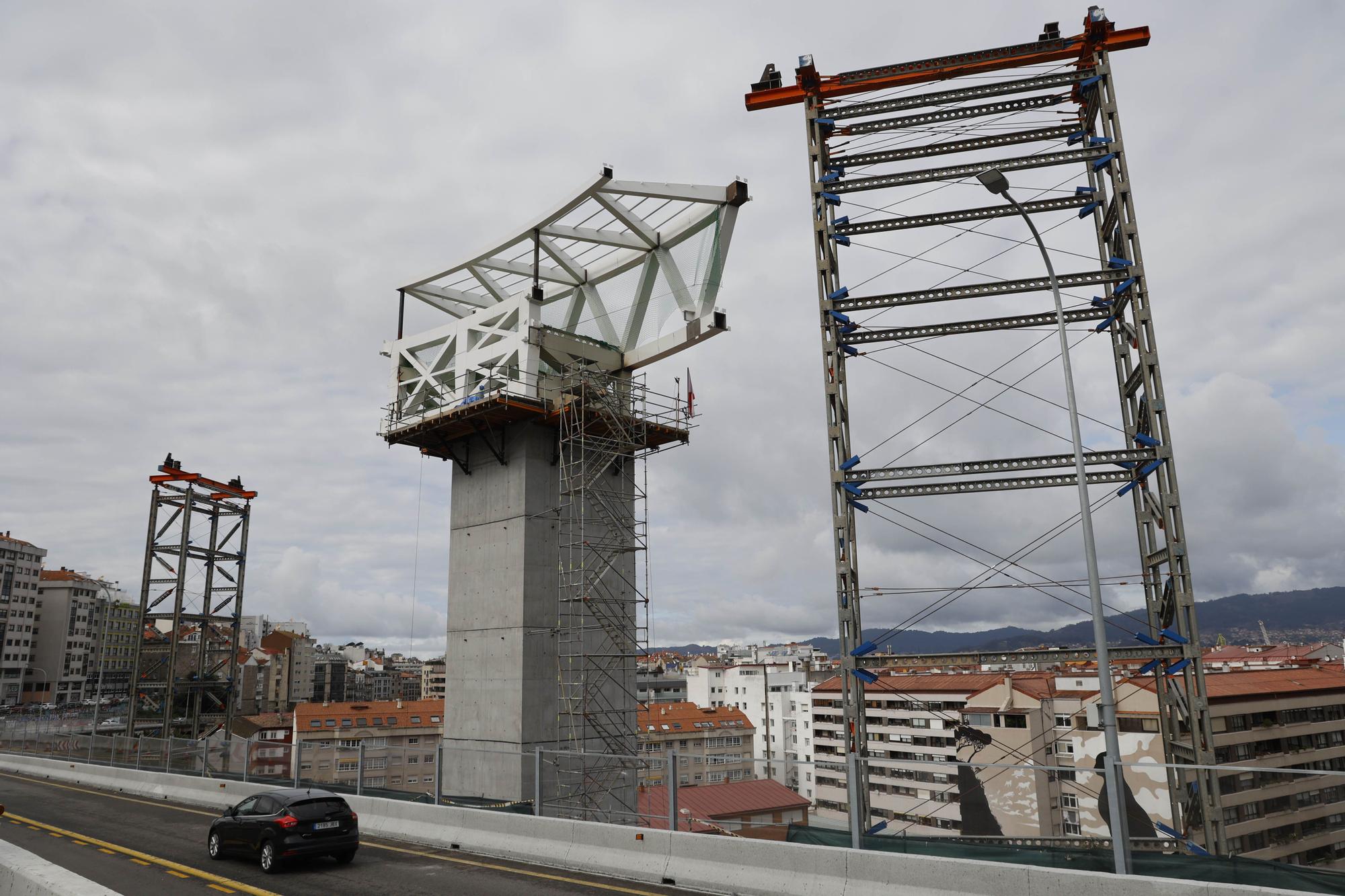 Así avanza el izado del ascensor HALO con su primer segmento