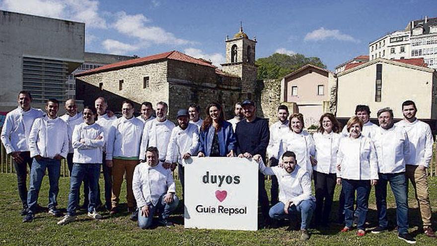 Chefs con la nueva chaquetilla, en A Coruña. | arcay/roller agencia