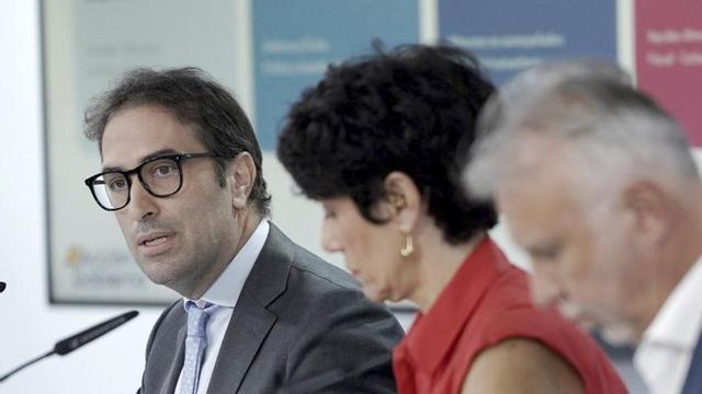 Els ministres Carlos Cuerpo, Elma Saiz i Ángel Víctor Torres, ahir després del Consell 
de Ministres. | JOSÉ LUIS ROCA