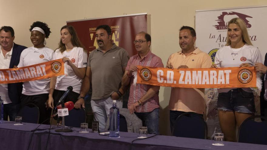 Representantes del CD Zamarat, Hotel NH, Ternera de Aliste y Tierra del Vino presentaron a tres jugadoras del Quesos El Pastor.