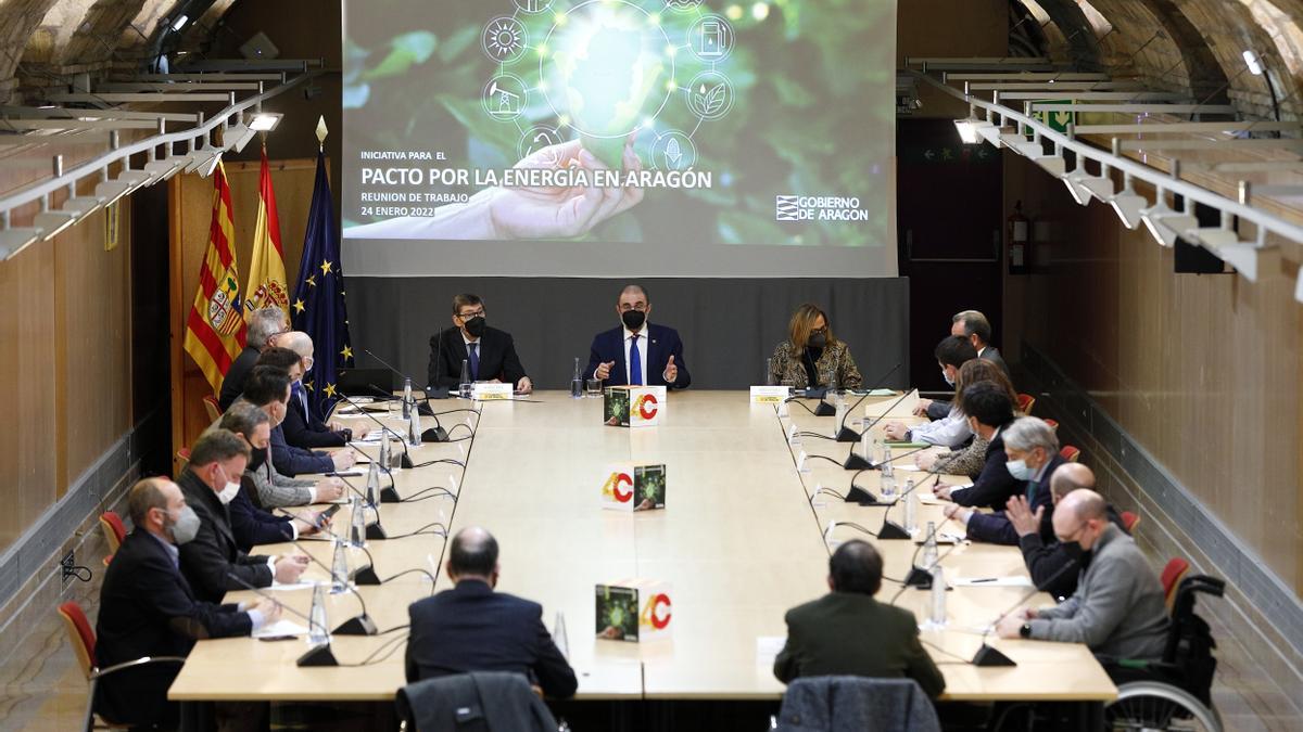 Gobierno de Aragón, Clúster de la Energía, agentes sociales y entidades locales formaron la Mesa de la Energía el pasado 24 de enero en una reunión celebrada en el Pignatelli.