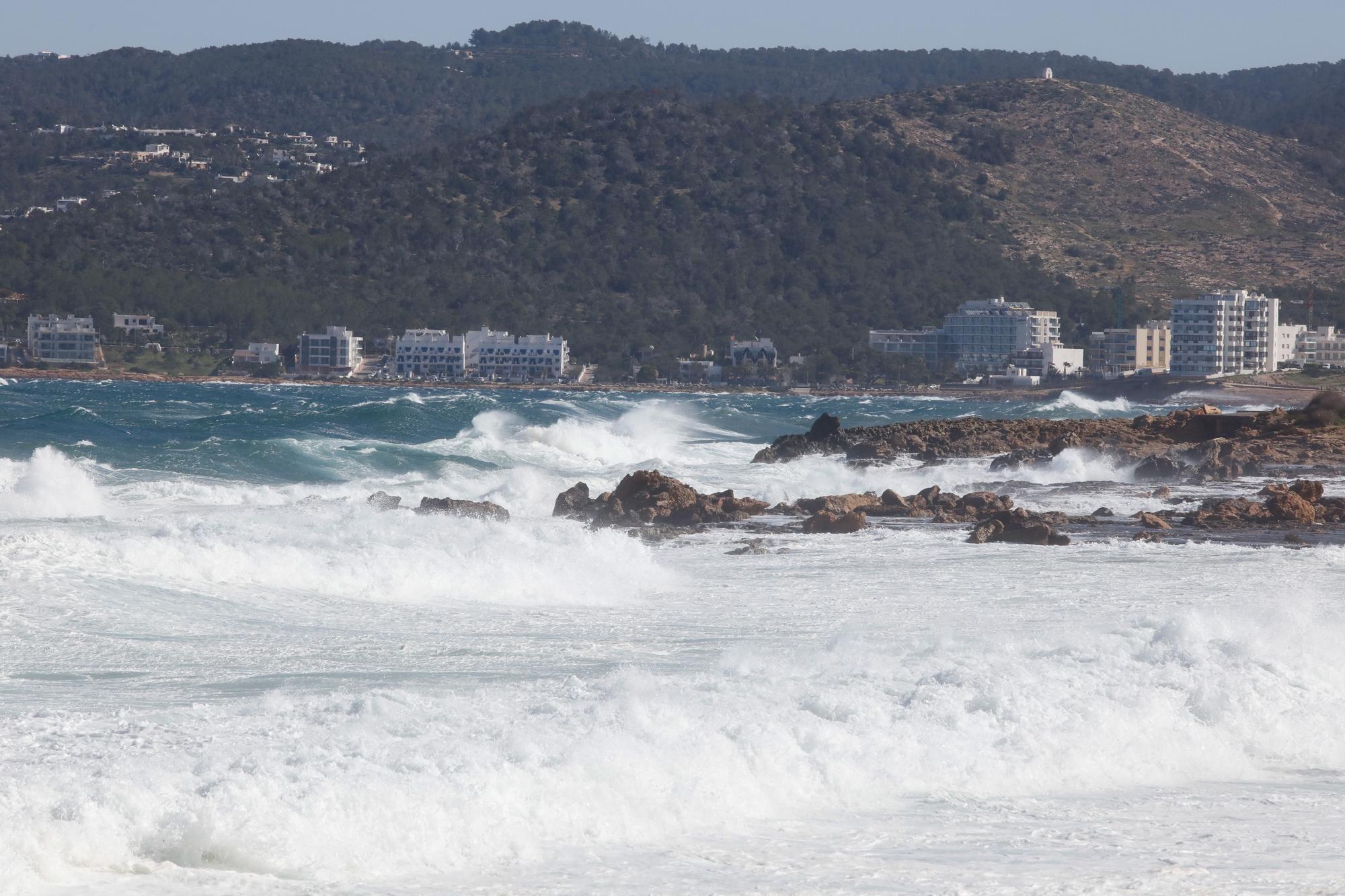 Las imágenes del temporal de viento y oleaje que azota Ibiza y Formentera