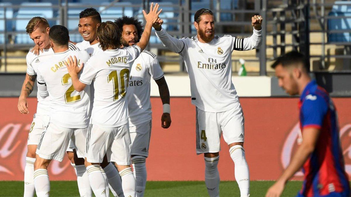 Kroos, felicitado tras marcar su gol ante el Eibar