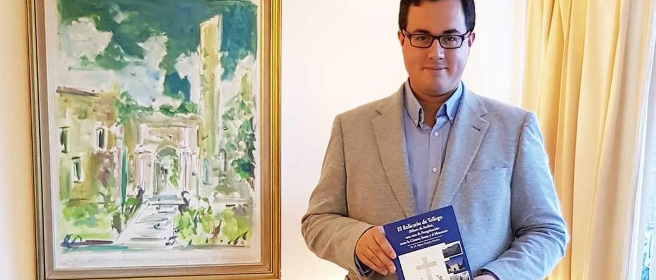 Miguel Dongil, en Santo Domingo, con un ejemplar del libro sobre las reliquias de Tellego.
