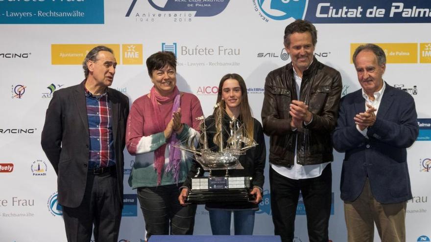 María Perelló recibe el trofeo de campeona