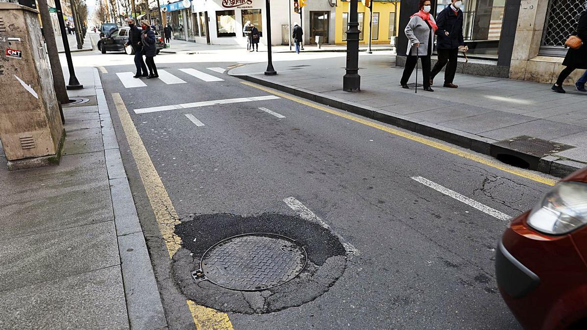 Desperfectos en uno de los tramos de la avenida de la Argentina, ayer por la mañana.