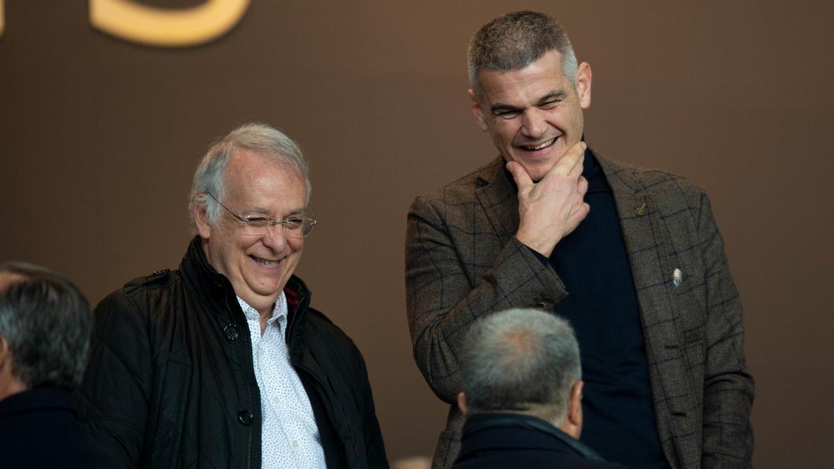 Alejandro Echevarría y Enric Masip ríen con Joan Laporta, de espaldas, en el palco antes del Barça-Villarreal.