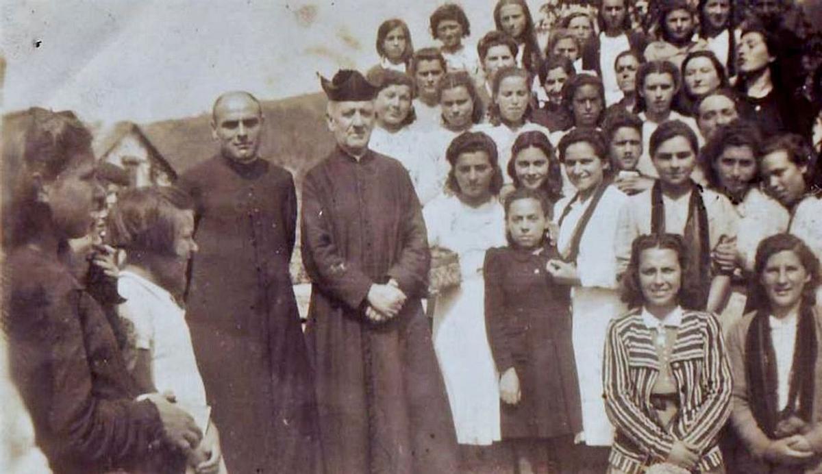 Curas de Moaña e nenos do catecismo en 1942.   | // ARQUIVO DO AUTOR