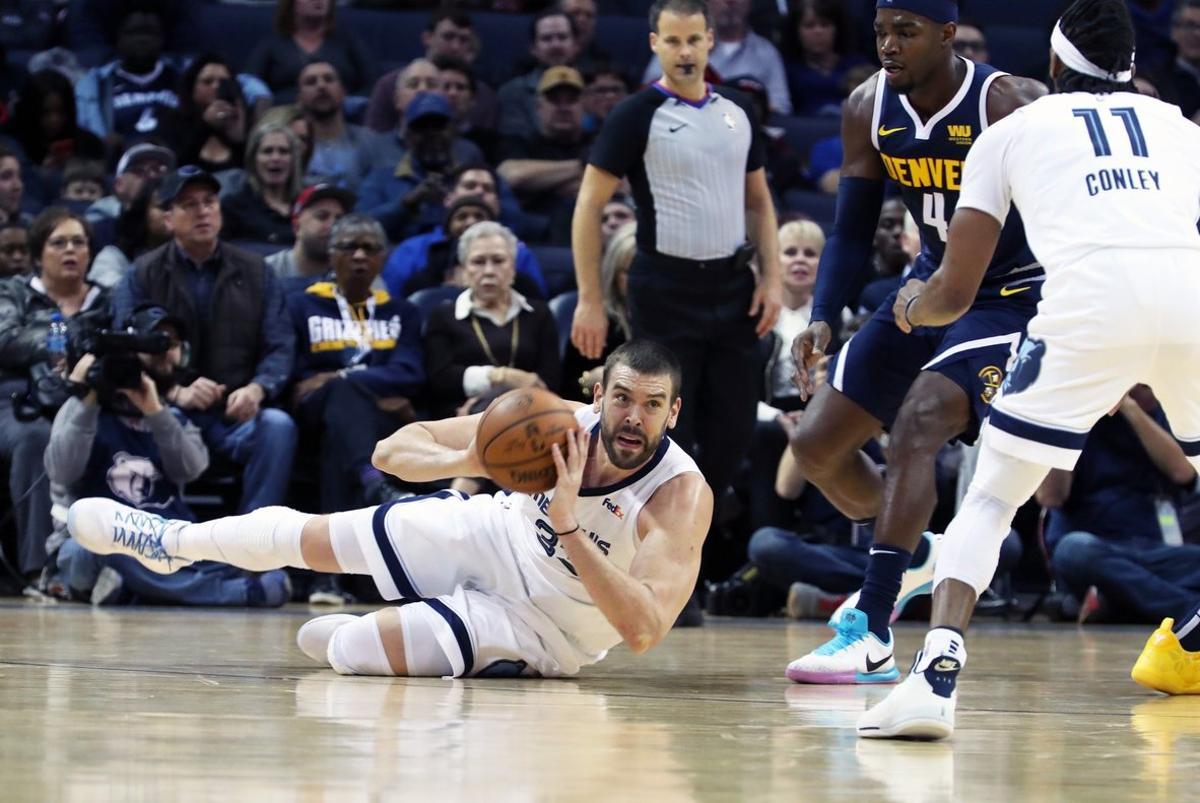 AME5142. MEMPHIS (ESTADOS UNIDOS), 28/01/2019.- Marc Gasol (i) de Memphis Grizzlies en acción este lunes, durante un partido de la NBA entre los Memphis Grizzlies y los Denver Nuggets, en el FedEx Forum de Memphis (EE.UU.). EFE/ Karen Pulfer Focht