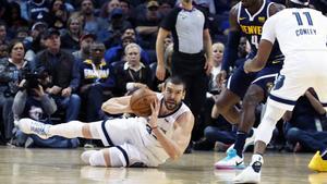AME5142. MEMPHIS (ESTADOS UNIDOS), 28/01/2019.- Marc Gasol (i) de Memphis Grizzlies en acción este lunes, durante un partido de la NBA entre los Memphis Grizzlies y los Denver Nuggets, en el FedEx Forum de Memphis (EE.UU.). EFE/ Karen Pulfer Focht