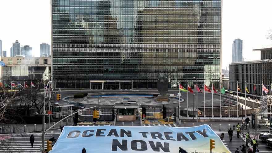 Pancarta a l'exterior de la seu de l'ONU reclamant un tractat sobre els oceans