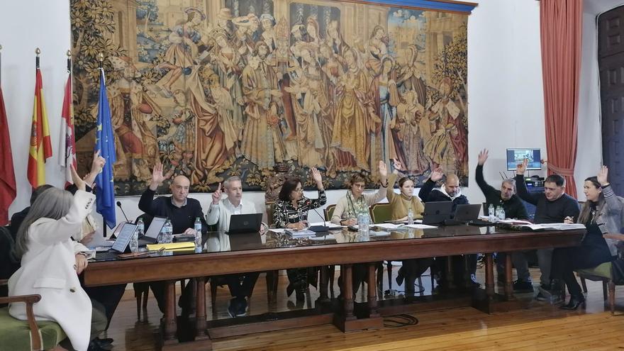 Los concejales de la Corporación Municipal, votan uno de los puntos del orden del día del pleno. | M. J. C.