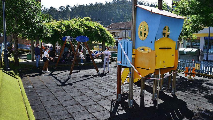 El parque infantil de Nazaret, ayer, con varios aparatos precintados.   | // G.NÚÑEZ