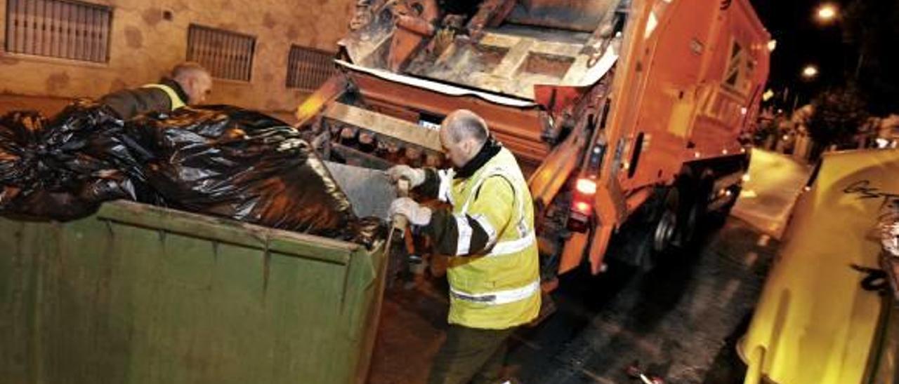 Operarios realizan la recogida de residuos sólidos urbanos en un municipio.