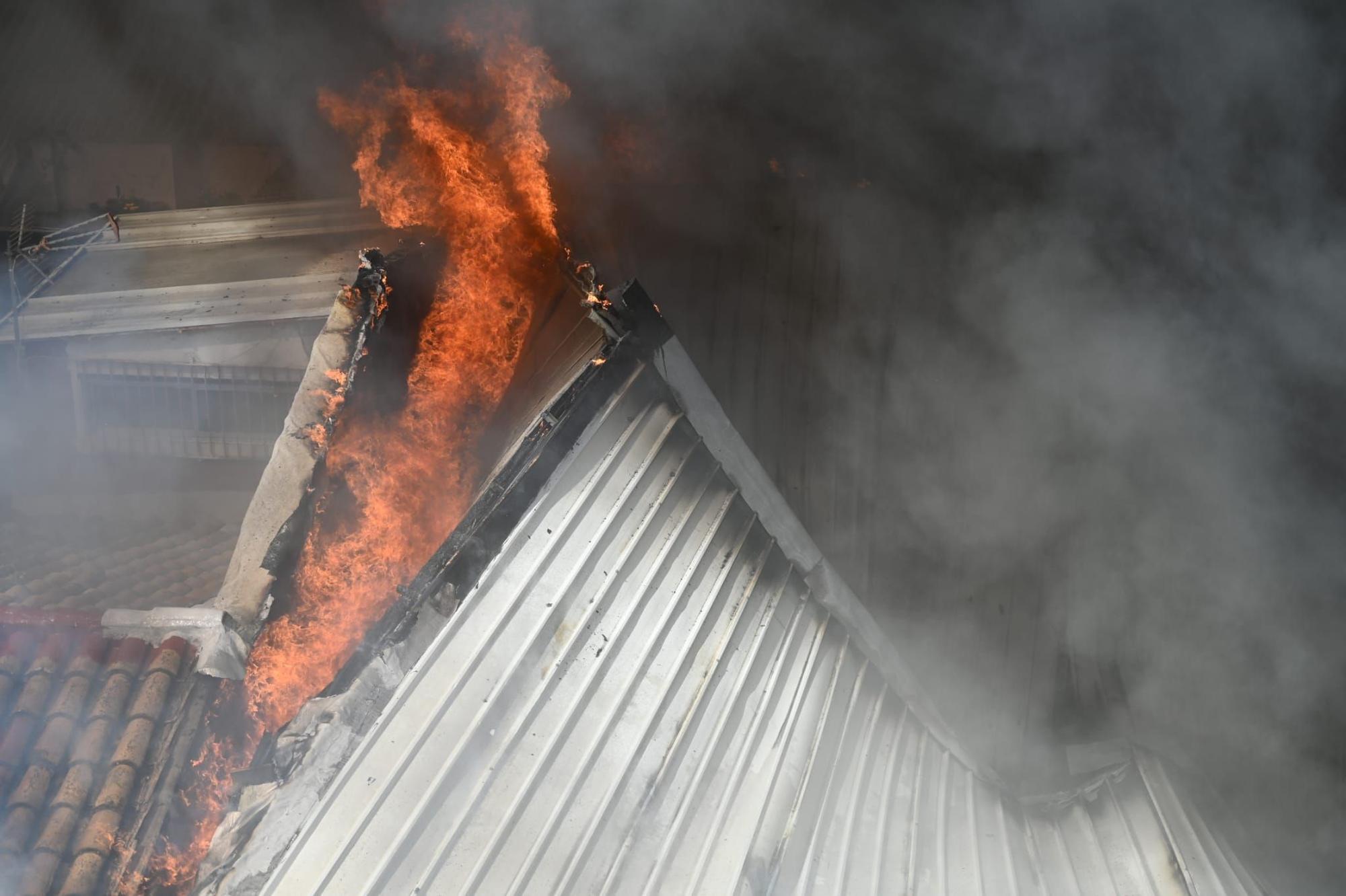 Galería de fotos: Espectacular incendio en el centro de Castelló