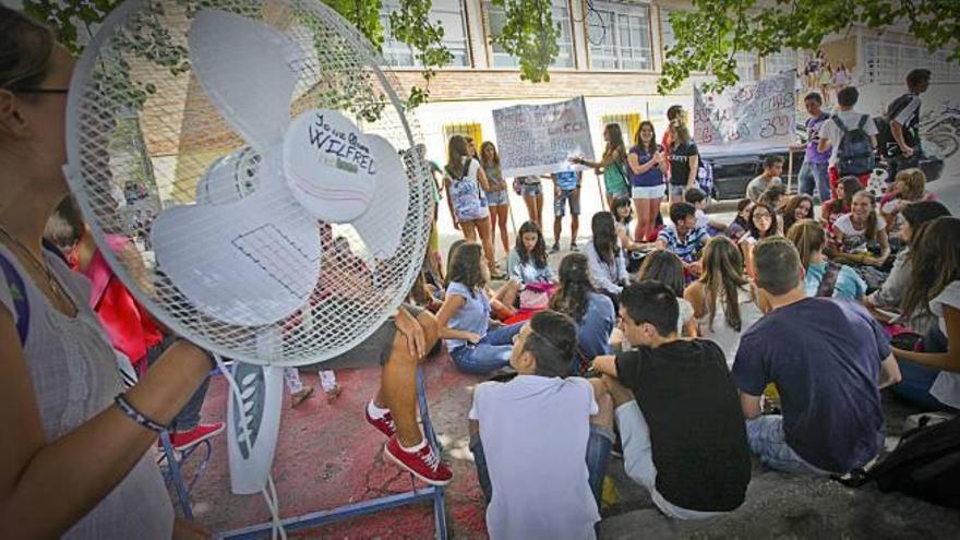 Los alumnos del instituto Pare Victoria detuvieron las clases a primera hora de la tarde de ayer, protagonizando una protesta en el patio, con abanicos y ventiladores