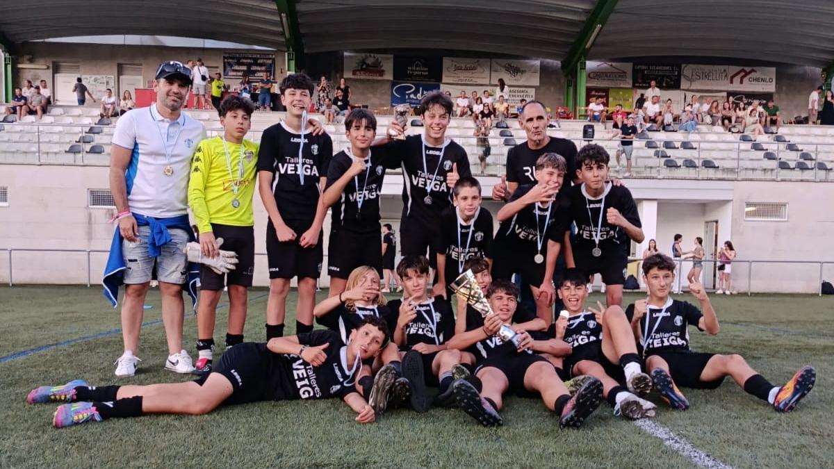 Equipo de la EFB Cangas A que se adjudicó el título del Torneo Infantil de Bueu.