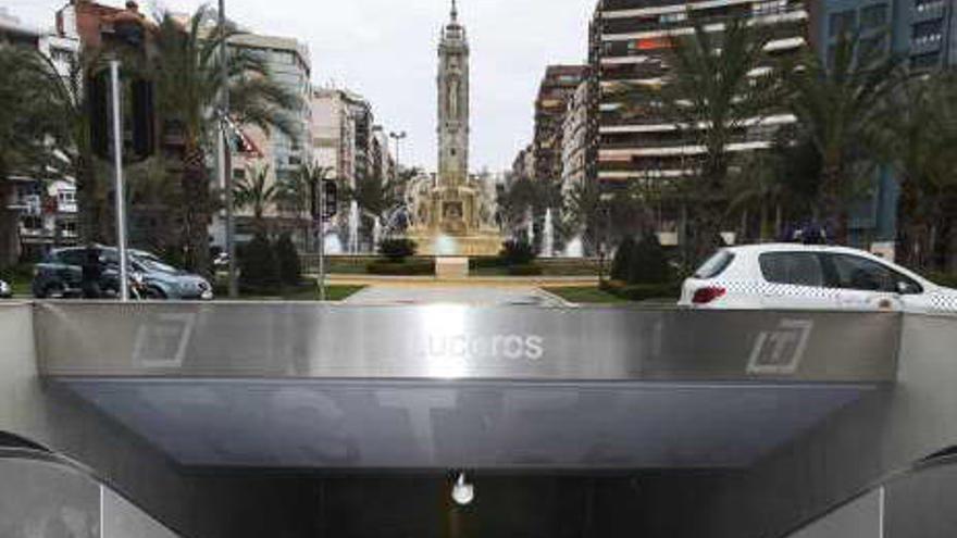 Dos personas entran en la estación de Luceros del TRAM.