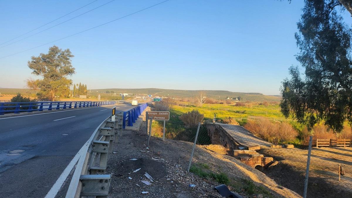 A la derecha de la foto, el Puente Romano de Villa del Río.