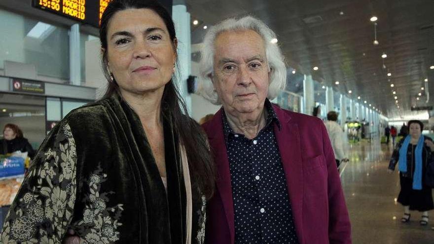 El pintor Jorge del Castillo y Yola Quirós, ayer, tras llegar a Vigo.  // J. Santomé