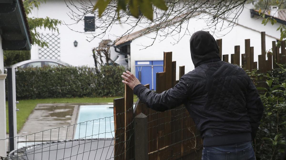 Imagen de la vivienda donde ha sido detenido Mikel Irastorza, este sábado en el barrio de Serres de Ascain (Francia).