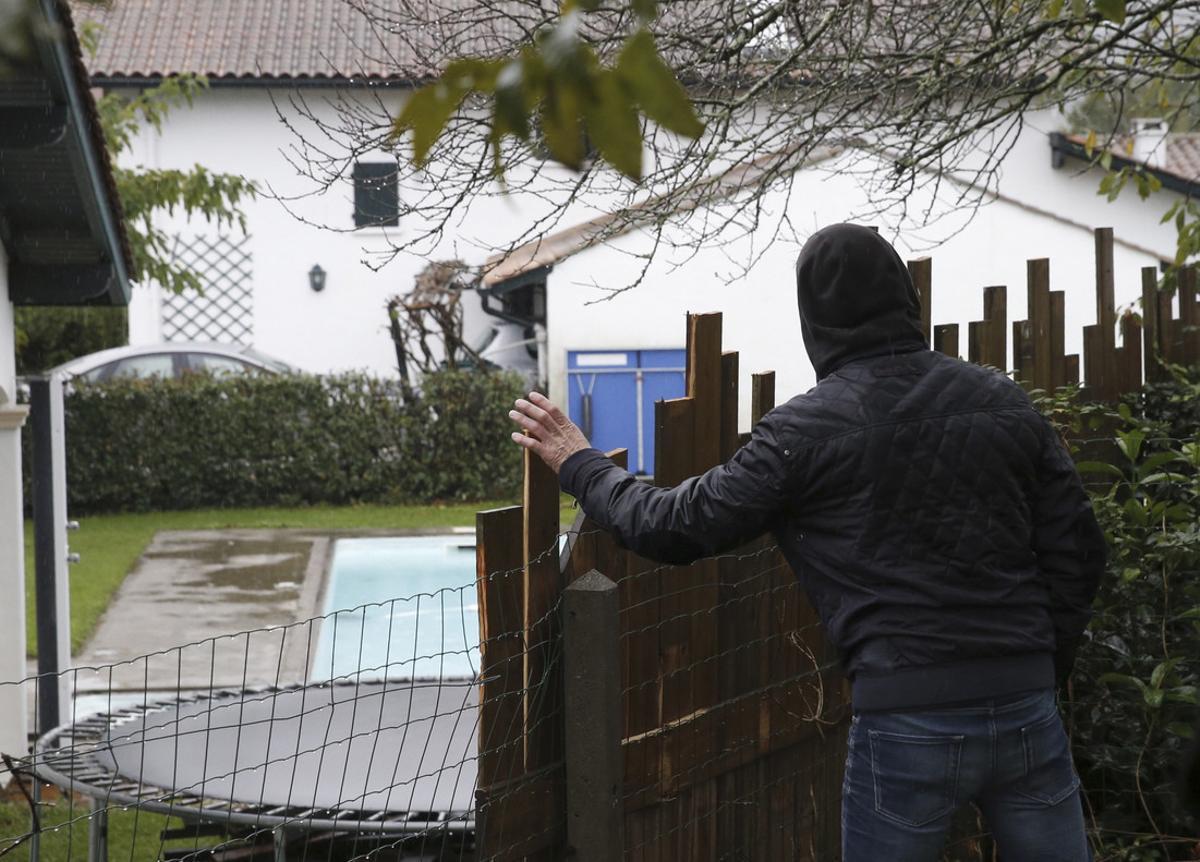 GRA030. ASCAIN (FRANCIA), 05/11/2016.- Vivienda en el barrio Serres de Ascain, donde la policía francesa ha detenido, en colaboración con la Guardia Civil, al líder de ETA Mikel Irastorza, que sustituyó en 2015 en la cúpula de la organización a David Pla e Iratxe Sorzabal. Se trata de una operación contra la estructura de la dirección de ETA en la que se ha detenido en el interior de una casa de esta localidad francesa a Irastorza que, en la actualidad, ocuparía las más altas responsabilidades dentro de la organización terrorista ETA, según informa el Ministerio del Interior. Según la misma fuente se podrían producir más detenciones en las próximas horas, ya que la operación sigue abierta. EFE/Juan Herrero