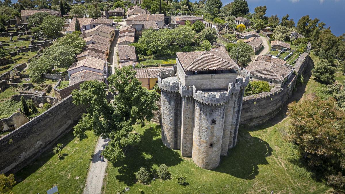El pueblo abandonado que recibe cientos de visitantes cada día