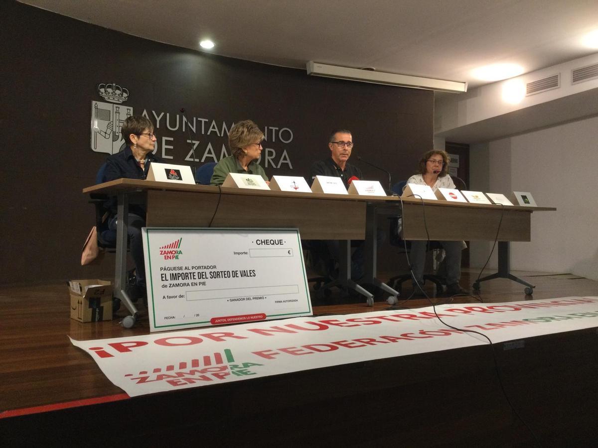 Desde la izquierda, Ignacia San Raimundo de la asociación Coresana, Rosa Encinas de Sanfonpi en Pie, José Luis Cachón de la asociación Stop Biogás Benavente y Comarca y Margarita Prieto de Avedillo en Pie.