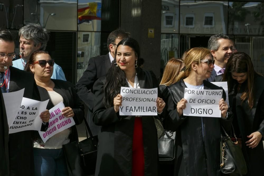 Protesta de jueces, fiscales y abogados ante la Ciudad de la Justicia de la capital grancanaria