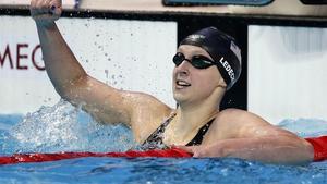 Katie Ledecky celebra la victoria en los 200 libre.