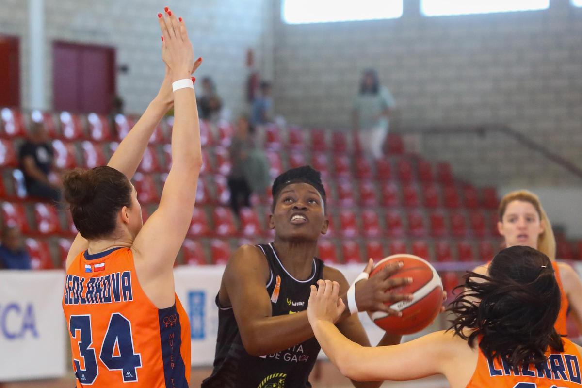 Las imágenes de la emotiva despedida del baloncesto de Sara Gómez