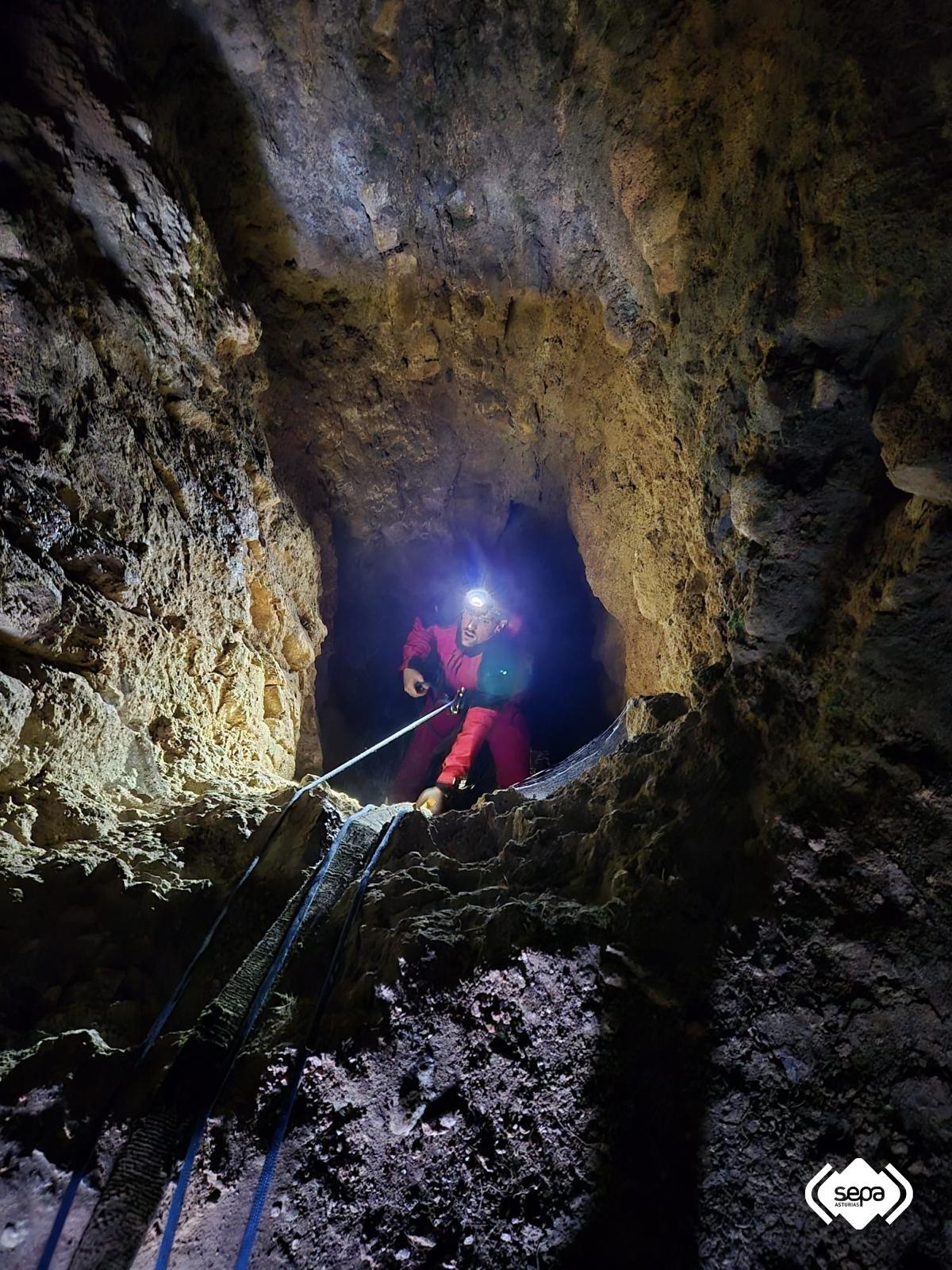Uno de los rescatadores en el pozo en el que ocurrió el incidente.