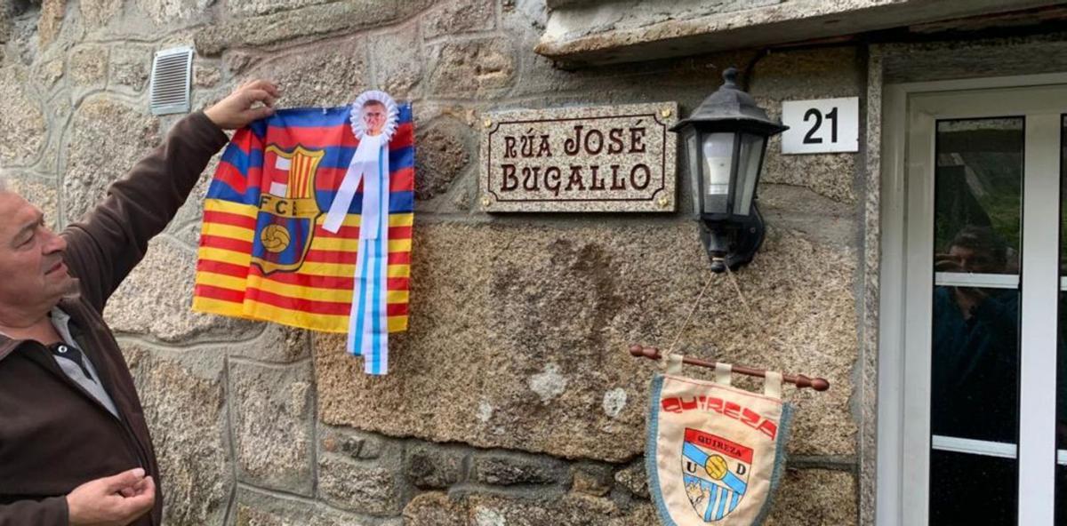 Los organizadores descubriendo la placa conmemorativa en la vivienda de José Bugallo.