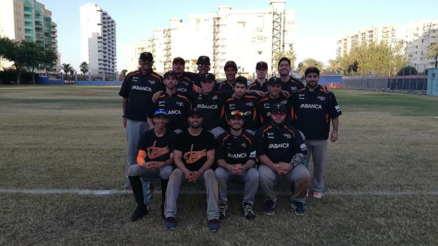 El equipo vigués del Trasnos, en Gandía, donde disputó la fase de ascenso. // Trasnos Béisbol Club