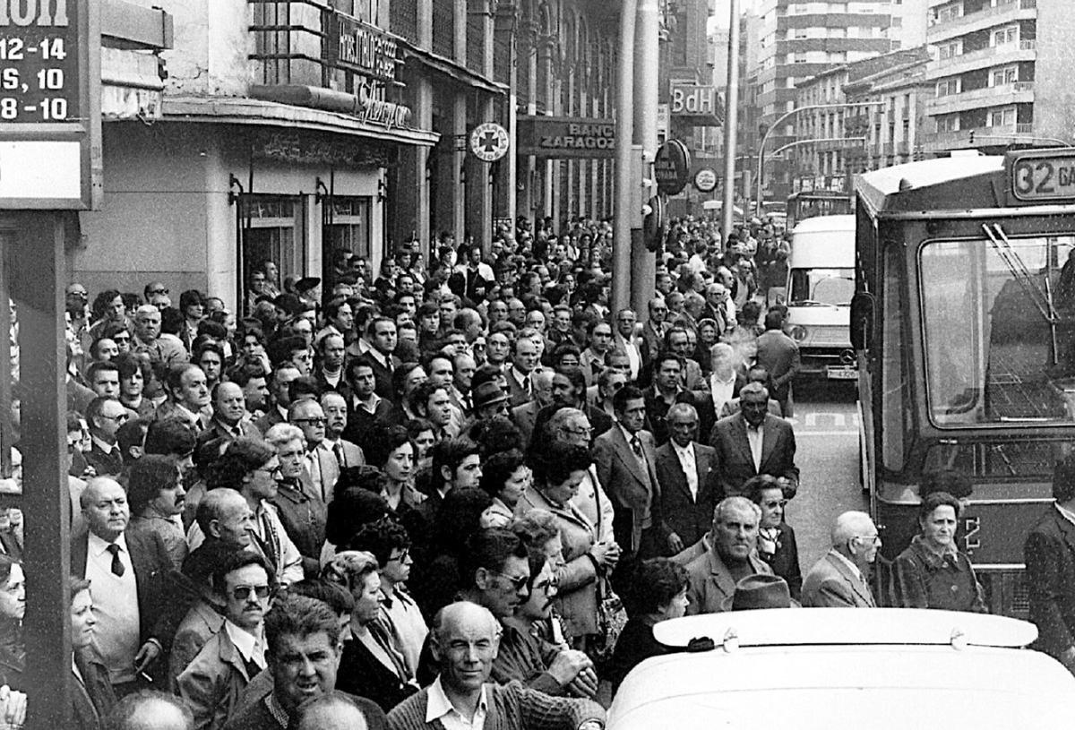 Decenas de ciudadanos, en la plaza España de Zaragoza, concentrados en la mañana del 24 de febrero.