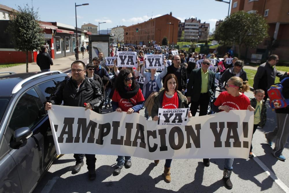 Protesta de estudiantes en Roces por la ampliación de las aulas