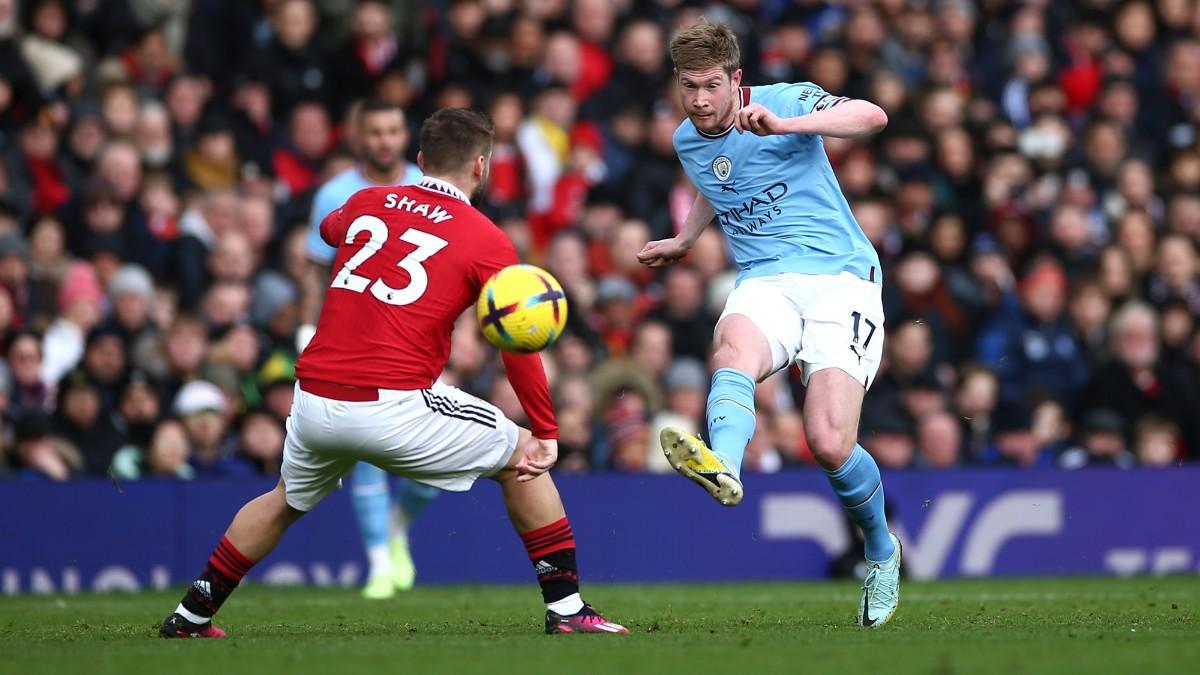 Shaw y De Bruyne, en el derbi del pasado enero en Old Trafford