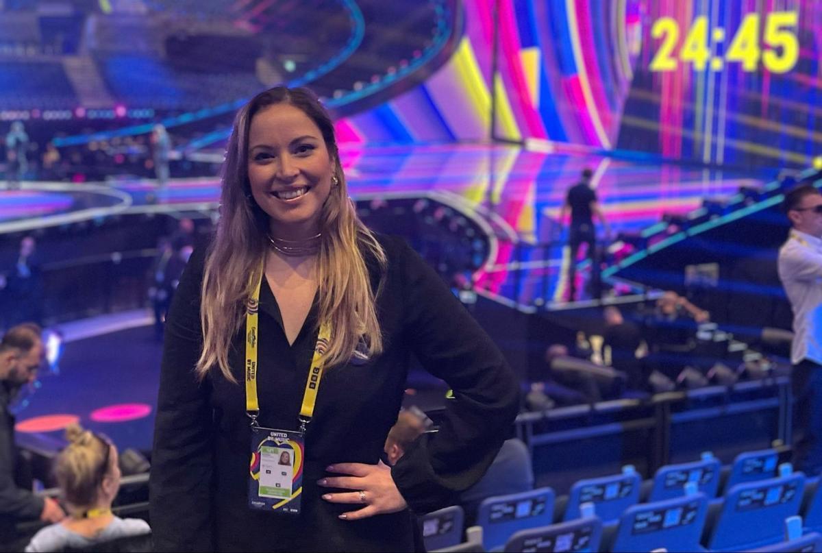 La asturiana Bárbara Barreiro León, con su pase de privilegio para disfrutar de Eurovisión, ayer, en el ensayo de la segunda semifinal.